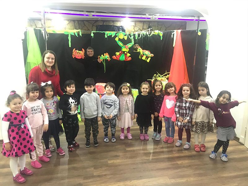 Neşeli Ayaklar Lara'da black light gösterisi